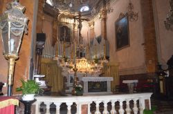 L'abside con organo della Chiesa di Sant'Ambrogio ad Alassio. Si tratta di uno dei due organi presenti nella chiesa