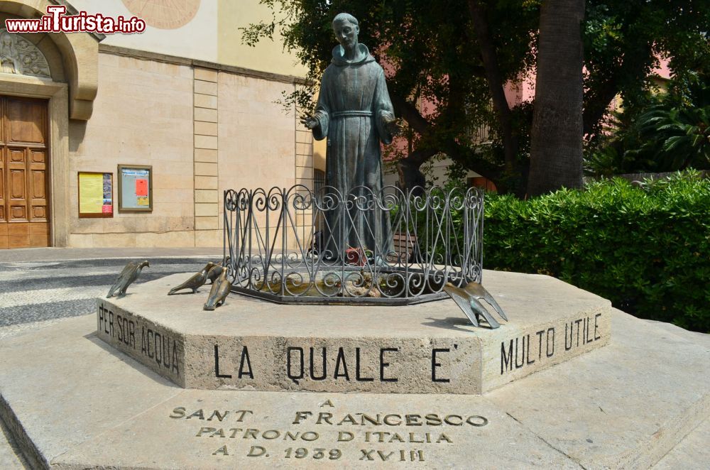 Immagine Il monumento a San Francesco di fronte alla Chiesa di Santa Maria Immacolata ad Alassio