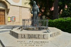 Il monumento a San Francesco di fronte alla Chiesa di Santa Maria Immacolata ad Alassio