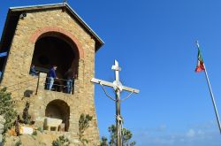 Crocifisso e facciata della chiesa sul mare di Alassio in Liguria