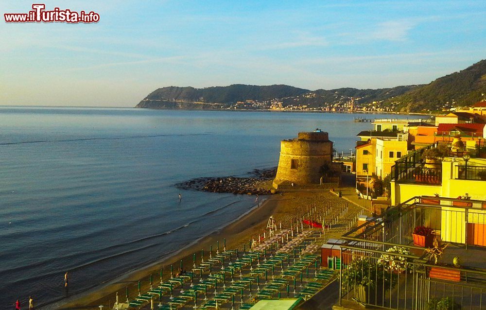 Immagine Il Torrione Saraceno (o Torrione della Coscia) di Alassio (Savona) domina il litorale della cittadina ligure.