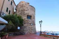 Il Torrione della Coscia di Alassio fu costruito nel XVI secolo in pietra e mattoni a difesa della città.