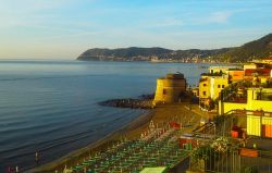 Il Torrione Saraceno (o Torrione della Coscia) di Alassio (Savona) domina il litorale della cittadina ligure.
