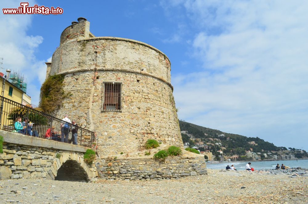 Immagine Il Torrione della Coscia (setto anche Torrione Saraceno) di Alassio è un'antica fortificazione del XVI secolo.