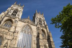 La parte superiore della facciata di York Minster, nota in inglese anche come "Cathedral and Metropolitical Church of St.Peter".