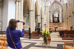York Minster accoglie oltre 500.000 turisti ogni anno. La Cattedrale di York è un’attrazione anche per le famiglie con bambini e organizza attività, tour  ed eventi ...