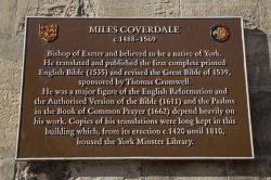 Una targa a York Minster dedicata a Miles Coverdale, che tradusse e pubblicò la prima Bibbia inglese nel 1535.