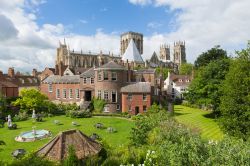 York Minster (York, Inghilterra) vista dalle mura della città. Si tratta di una delle più grandi cattedrali gotiche del Nord Europa.
