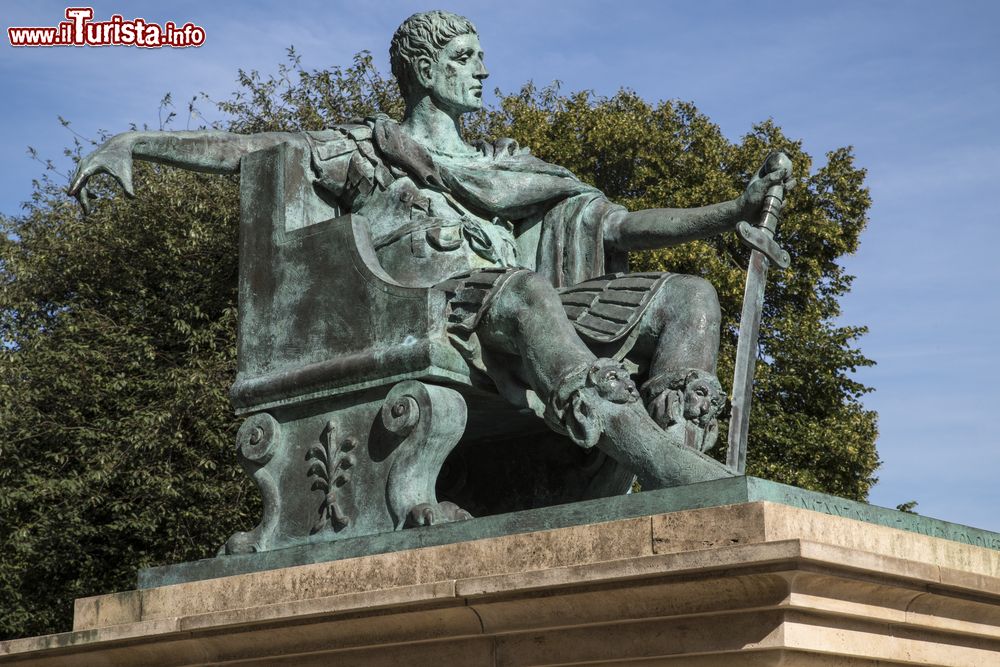 Immagine York, Inghilterra: una statua dell'Imperatore romano Costantino il Grande presso York Minster.