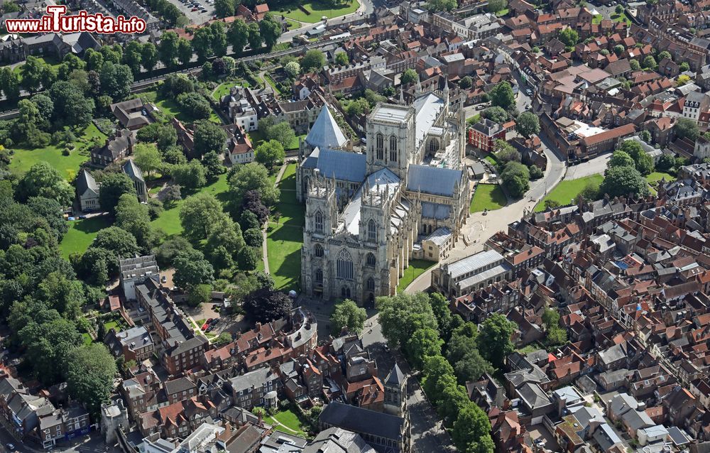 Immagine Vista aerea della stupenda York Minster, la più grande cattedrale gotica dell'Inghilterra.