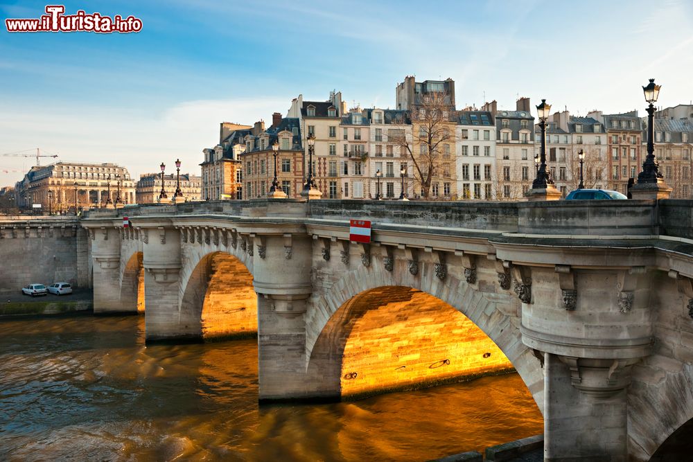Immagine Il Pont Neuf è il più antico ponte di Parigi. Misura 238 metri e attraversa la Senna all'altezza della punta occidentale dell'Île de la Cité. 