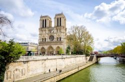 La Cattedrale di Notre-Dame de Paris, sull'Île de la Cité, è uno dei simboli per eccellenza di Parigi.