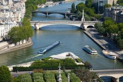 Vista aerea della Senna in corrispondenza dell'estremità dell'Île de la Cité a Parigi, Francia.
