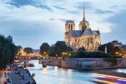 Veduta serale della Cattedrale di Notre-Dame sull'Île de la Cité a Parigi. La cattedrale è visitata da 10 milioni di turisti ogni anno.