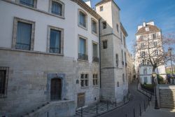 Un tipico palazzo parigino in rue des Ursins, sull'Île de la Cité, vicino alla Cattedrale di Notre-Dame di Parigi. 