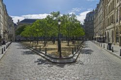 Una piazzetta sull'Île de la Cité, l'isola al centro della Senna dove sorge anche la Cattedrale di Notre-Dame di Parigi.
