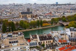 Vista aera di Parigi, la splendida capitale francese. In basso nella foto, al di qua del corso della Senna, si notano i tetti dei palazzi sull'Île de la Cité.