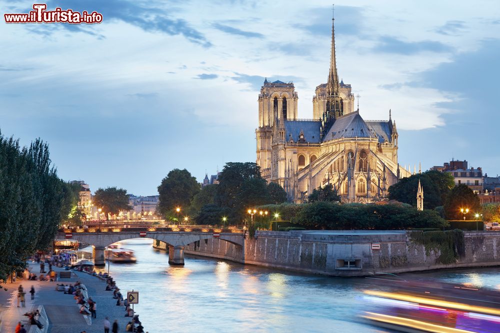 Immagine Veduta serale della Cattedrale di Notre-Dame sull'Île de la Cité a Parigi. La cattedrale è visitata da 10 milioni di turisti ogni anno.