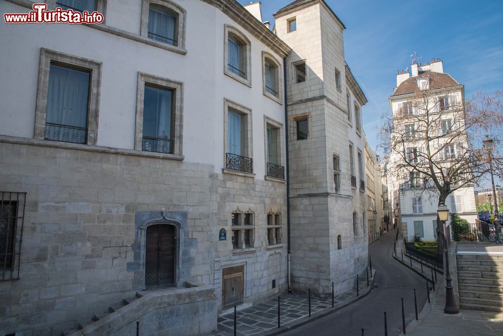 Immagine Un tipico palazzo parigino in rue des Ursins, sull'Île de la Cité, vicino alla Cattedrale di Notre-Dame di Parigi.