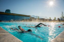 La piscina della Tauern Spa a Kaprun in Astria, nei pressi di  Zell am See