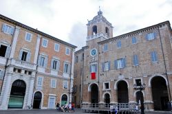 La centralissima Piazza Roma nel cuore di Senigallia nelle Marche - © giovanni boscherino / Shutterstock.com