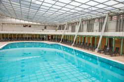 La piscina interna delle terme Roemer a Baden bei Wien in Austria