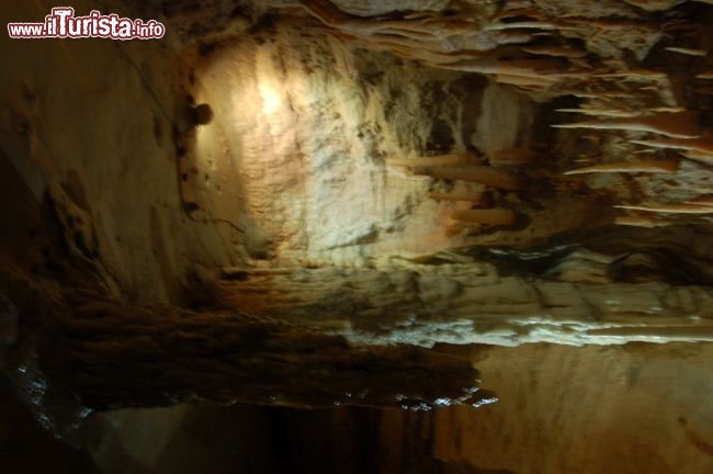Immagine giochi di luce nella Grotta del Fico