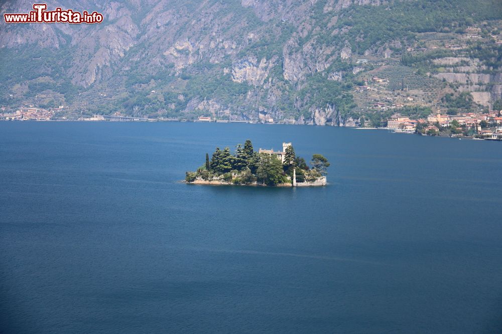 Immagine La caratteristica Isola di Loreto, al centro del Lago d'Iseo, proprio a fianco della più grande Monte Isola.