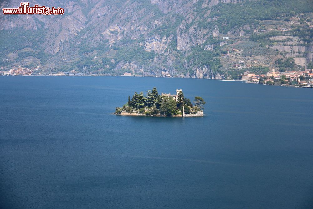 Immagine La caratteristica Isola di Loreto, al centro del Lago d'Iseo, proprio a fianco della più grande Monte Isola.