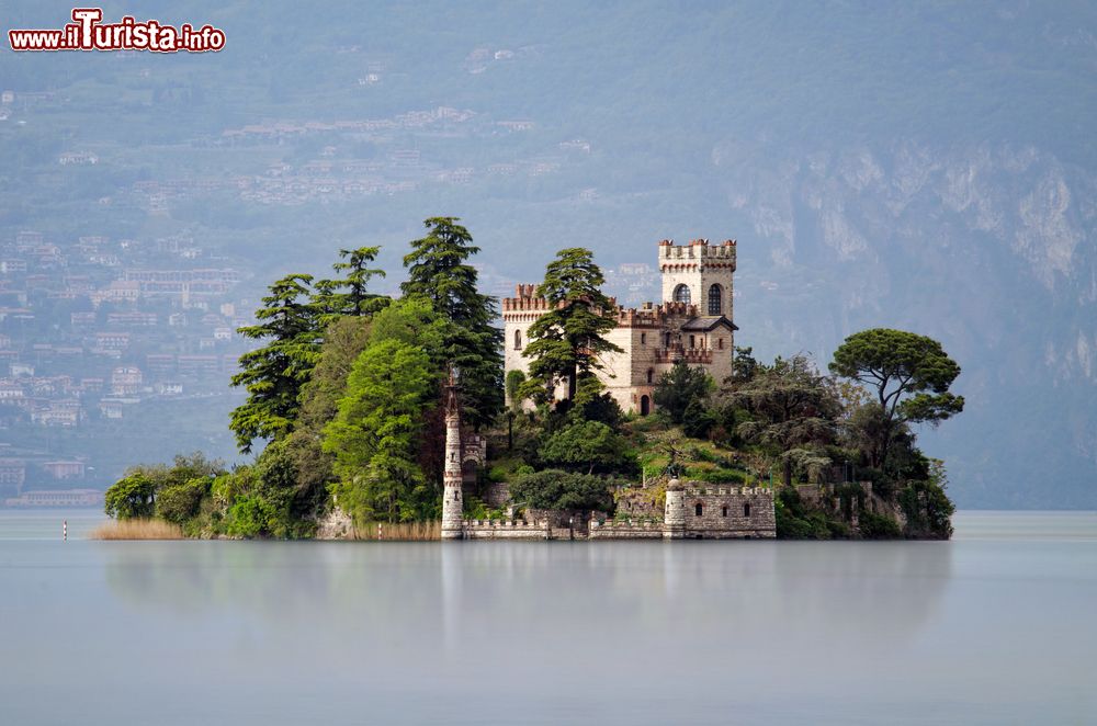 Immagine Vincenzo Richieri fece costruire nel 1910 sulla piccola Isola di Loreto, in mezzo al Lago d'Iseo, un castello in stile neogotico.