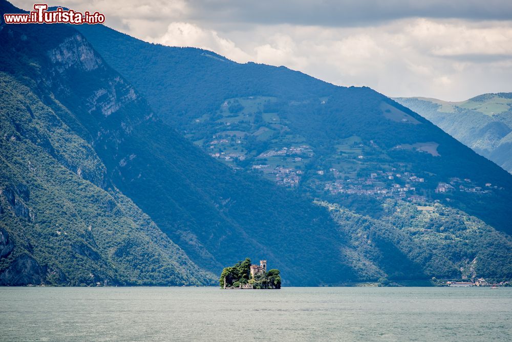 Immagine La piccola Isola di Loreto e, alle spalle, Monte Isola, sul Lago d'Iseo (Lombardia).