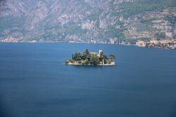 La caratteristica Isola di Loreto, al centro del Lago d'Iseo, proprio a fianco della più grande Monte Isola.