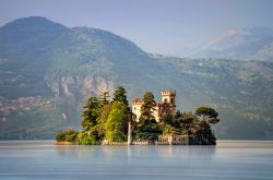 L'Isola di Loreto è inaccessibile ai turisti. Si tratta infatti di un'isola privata nel cuore del Lago d'Iseo.