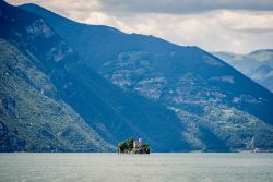 La piccola Isola di Loreto e, alle spalle, Monte Isola, sul Lago d'Iseo (Lombardia).