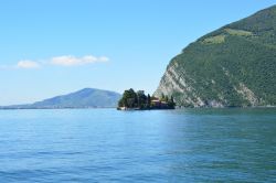 Il panorama da un'imbarcazione sulle acque del Lago d'Iseo (Lombardia). Al centro si vede la piccola Isola di Loreto.