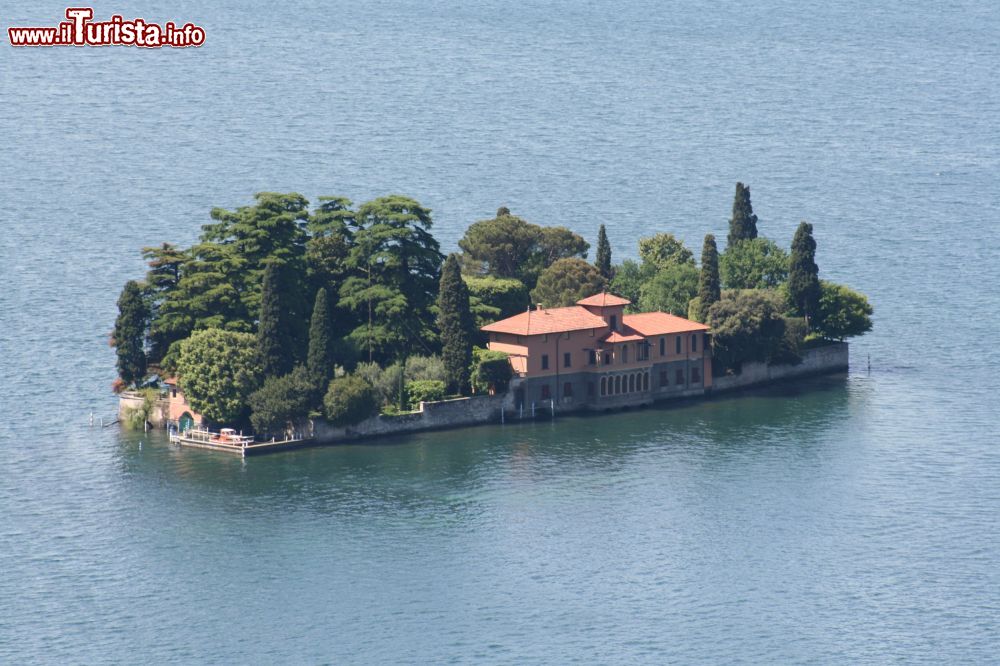 Immagine L'Isola di San Paolo, nel mezzo del Lago d'Iseo, è di proprietà privata. Nel 2016, con l'installazione "The Floating Piers" dell'artista Christo, divenne per alcune settimane raggiungibile a piedi grazie alle passerelle galleggianti montate per l'occasione.