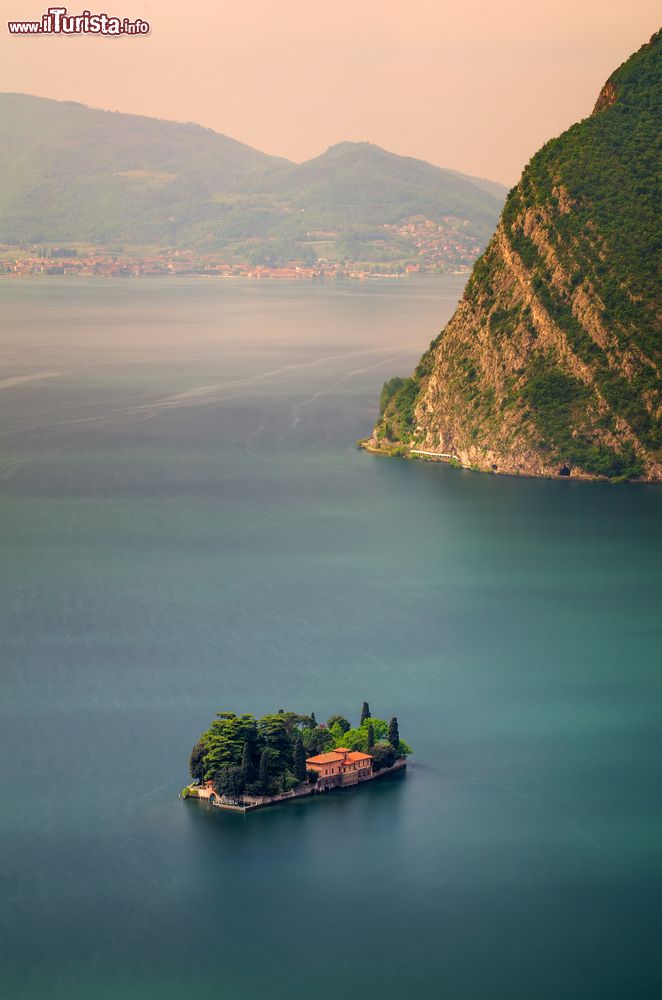 Immagine La piccola Isola San Paolo, accanto alla più grande Monte Isola, nel Lago d'Iseo (Lombardia).