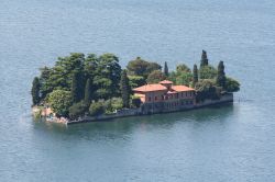 L'Isola di San Paolo, nel mezzo del Lago d'Iseo, è di proprietà privata. Nel 2016, con l'installazione "The Floating Piers" dell'artista Christo, divenne ...
