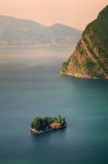 La piccola Isola San Paolo, accanto alla più grande Monte Isola, nel Lago d'Iseo (Lombardia).