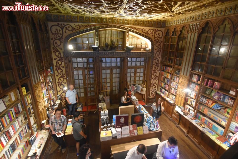 Immagine Il piano terra della Libreria Lello e Irmao di Porto. All'interno dell'edificio ci si può immaginare dei topi di biblioteca dell'800 che spulciano tra gli scaffali di questo luogo tremendamente affascinante