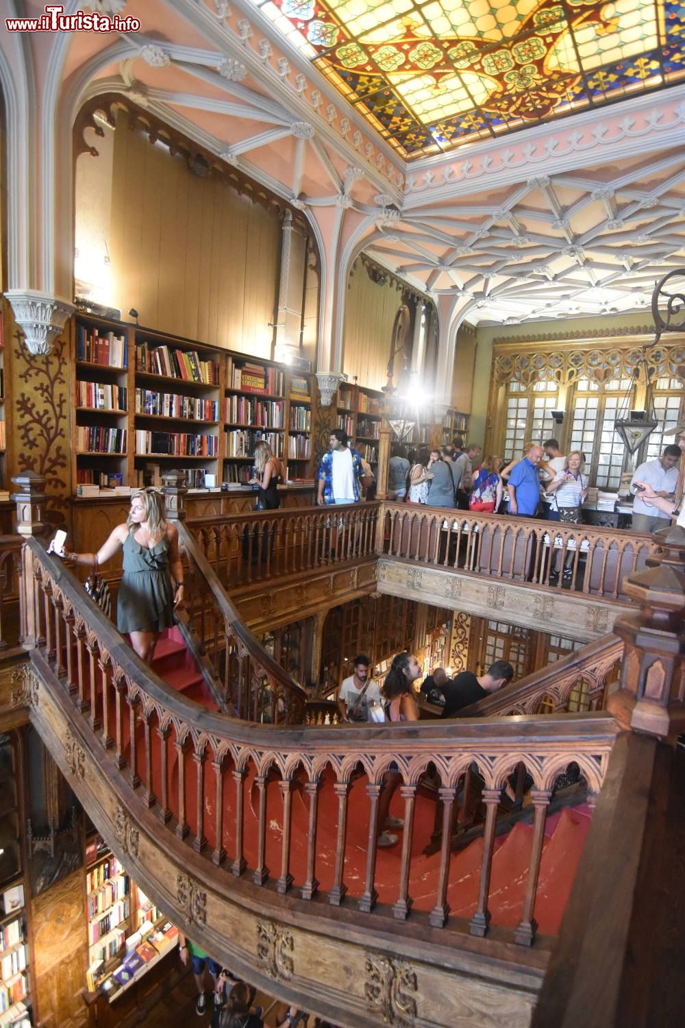 Immagine Il primo piano della Livraria Lello e Irmao di Oporto in Portogallo . Lo stile Art Noveau-Rococò degli interni fornisce un fascino supplementare a questo luogo simbolo della città portoghese sul fiume Douro.