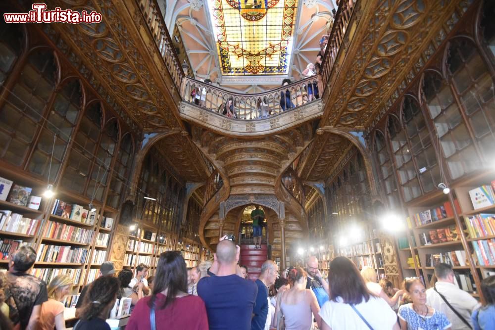 Immagine Il soffitto in gesso della Libreria Lello . Questo luogo ha ispirato la scrittrice di Harry Potter quando studiava a Porto. In realtà si tratta di un soffitto in gesso, che cerca di imitare il legno intagliato, riuscendoci per altro in modo molto fedele