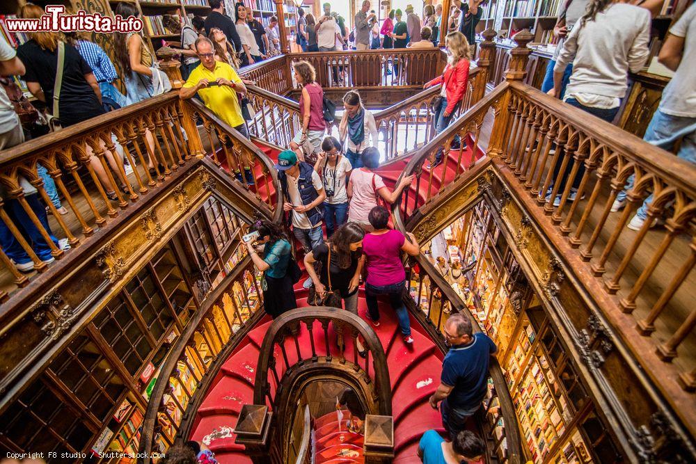 Immagine Interno della Libreria Lello in centro a Porto. E' uno dei luoghi iconici della città del nord del Portogallo. Per visitarla spesso si formano lunghe code all'esterno - © F8 studio / Shutterstock.com