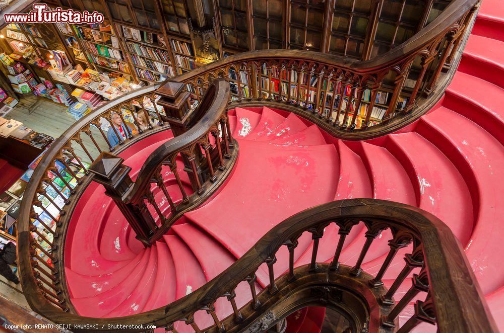 Immagine La famosa scala della Libreria Lello a Porto. E' praticamente impossibile vederla vuota di gente, dato che la libreria di Oporto è letteralmente presa d'assalto dai turisti - © RENATO SEIJI KAWASAKI / Shutterstock.com