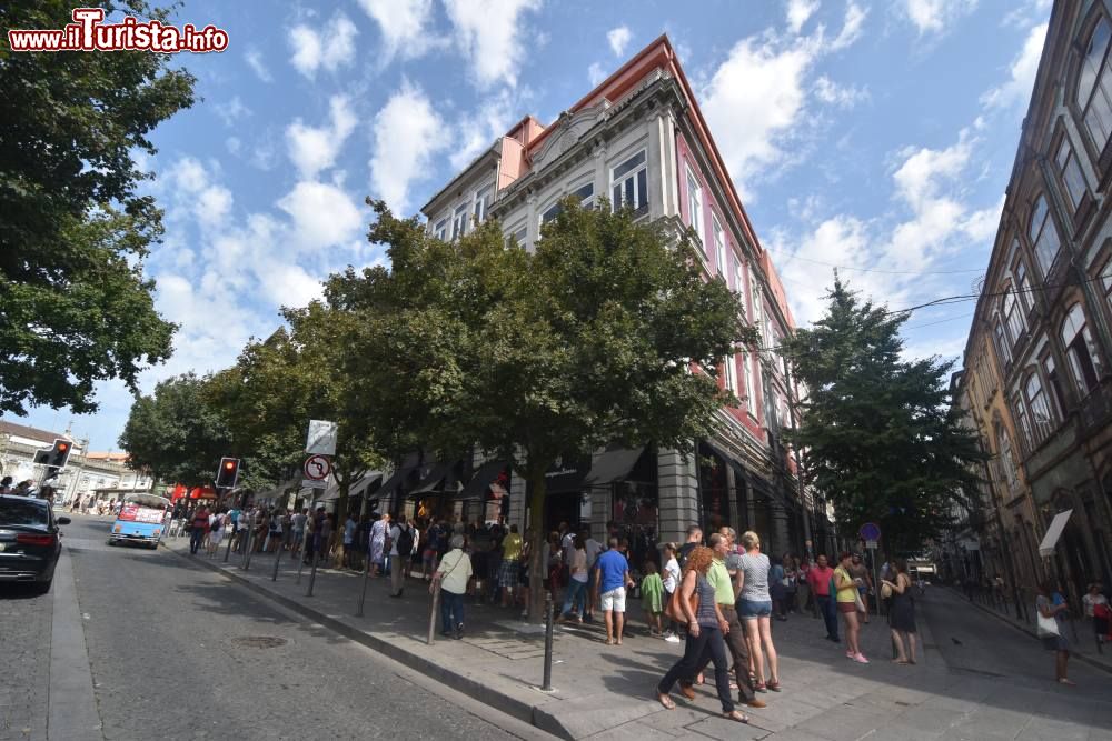 Immagine La fila di turisti in coda alla Libreria Lello di Porto. Per evitare di attendere ore in fila conviene acquistare il biglietto online prenotando uno specifico orario. Il biglietto costa 4 euro, ma se acquistate un libro questo valore vi verrà scontato sul prezzo di copertina