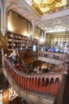 Il primo piano della Livraria Lello e Irmao di Oporto in Portogallo . Lo stile Art Noveau-Rococò degli interni fornisce un fascino supplementare a questo luogo simbolo della città ...