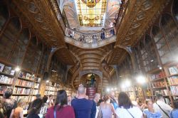 Il soffitto in gesso della Libreria Lello . Questo luogo ha ispirato la scrittrice di Harry Potter quando studiava a Porto. In realtà si tratta di un soffitto in gesso, che cerca ...