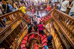 Interno della Libreria Lello in centro a Porto. ...