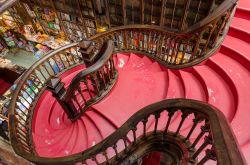 La famosa scala della Libreria Lello a Porto. E' praticamente impossibile vederla vuota di gente, dato che la libreria di Oporto è letteralmente presa d'assalto dai turisti - RENATO ...