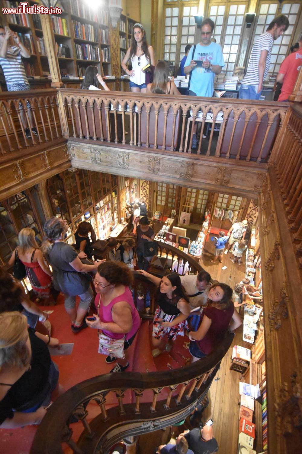 Immagine Turisti in fila sulla famosa scala della Libreria Lello di Porto in Portogallo. Per poter scattare una foto a volte bisogna aspettare a lungo dato che sono tantissimi i visitatori che vogliono immortalare questa architettura